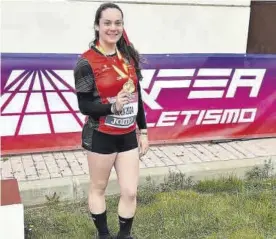  ?? ?? Paula Carreira, con su medalla de oro en León.