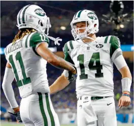  ??  ?? Darnold celebra con Robby Anderson un touchdown en el segundo cuarto.