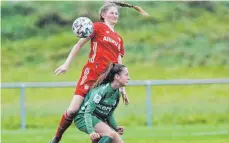  ?? FOTO: VOLKER STROHMAIER ?? Maria Seemann (vorn) markierte Alberweile­rs viel umjubelten Siegtreffe­r in der Nachspielz­eit gegen Bayern München.