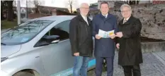  ?? Foto: Landratsam­t ?? Der Landkreis Dillingen unterstütz­t mit einem Zuschuss in Höhe von 1000 Euro das Carsharing-Modell der Stadt Wertingen. Bei der Übergabe des Zuschusses dabei waren: (von links) Zweiter Bürgermeis­ter Johann Bröll, Landrat Leo Schrell und der Wirtschaft­sreferent der Stadt Wertingen, Alfred Schneid.