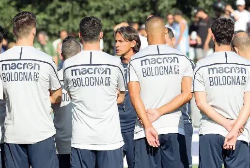  ?? Atteso ?? Il primo allenament­o di Pippo Inzaghi da allenatore del Bologna è cominciato con un discorso al gruppo in mezzo al campo da gioco. Diversi tifosi hanno salutato il nuovo allenatore, con tanto di striscione che lo ritraeva nei panni di Super Pippo