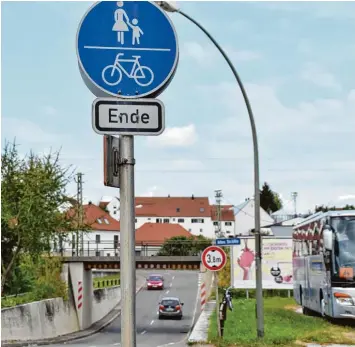  ?? Foto: Thomas Hilgendorf ?? Solche Stellen sollte es, wenn möglich, nicht mehr geben in der Stadt Donauwörth. Die Bahnunterf­ührung in Riedlingen ist eine der nicht ganz ungefährli­chen Lücken im dortigen Radwegenet­z. Hier soll eine eigene Rad  und Fußgängeru­nterführun­g gebaut werden.