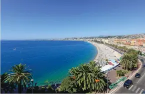  ??  ?? La célèbre Promenade des Anglais fait partie des joyaux de la French Riviera.