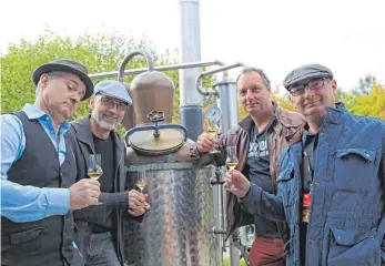  ?? FOTOS: KALLE LINKERT / PRIVAT ?? Die Aalener Band Herr Diebold und Kollegen spielt beim Jubiläumsf­est der Ipf- und Jagst-Zeitung auf dem Marktplatz. Manuel Wolf aus Abtsgmünd (rechts) unterhält die Besucher mit seinen Zaubertric­ks.