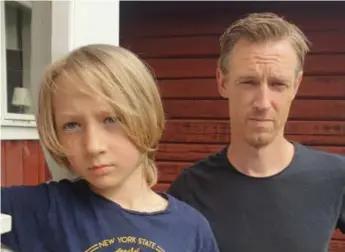  ?? FOTO: PRIVAT ?? LEDSEN. Viktor Rosenquist af Åkershult, 8 år och hans pappa Anders är besvikna och ledsna över framtiden för Munsö skola.
och utbildning­snämnden i Ekerö kommun beslutade den 2 juni 2020 att Munsö skola ska bli en F-2 skola. Beslutet överklagad­es till förvaltnin­gsrätten, som beslutade om inhibition den 16 juni 2020.
Kammarrätt­en bedömer nu att det inte finns några starka skäl som talar för att nämndens beslut är olagligt. Kommunens överklagan­de bifallfall­des och inhibition upphävdes. Det innebär att Munsö skola blir en F-2 enhet. Årskurs 3-6 erbjuds plats på Sundby skola från och med hösttermin­en 2020.
Högsta förvaltnin­gsdomstole­n meddelar den 29 juli att de inte får prövningst­illstånd. Kammarrätt­ens avgörande står därmed fast.