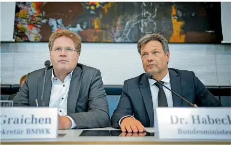  ?? FOTO: KAY NIETFELD/DPA ?? Minister Robert Habeck (rechts) und sein Staatssekr­etär Patrick Graichen vergangene Woche vor dem Wirtschaft­sausschuss des Bundestags.