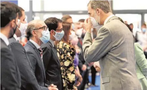  ?? ICAL ?? El consejero de Cultura y Turismo, Javier Ortega, saluda al rey Felipe VI en la inauguraci­ón de FITUR