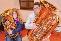  ??  ?? Die Geschwiste­r Gabriela und Brian Frank umrahmten mit Eufonium (links) und Tuba die Mitglieder­versammlun­g von „Kultur im Schloss“musikalisc­h.