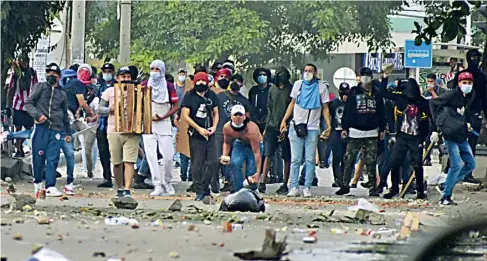  ?? Josefina villarreal ?? Un grupo de manifestan­tes lanzan piedras a la Policía en la calle 72, en las protestas de este miércoles.