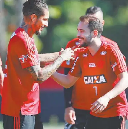  ??  ?? Em clima de muita descontraç­ão, Guerrero brinca com Éverton Ribeiro durante o treino no Ninho do Urubu