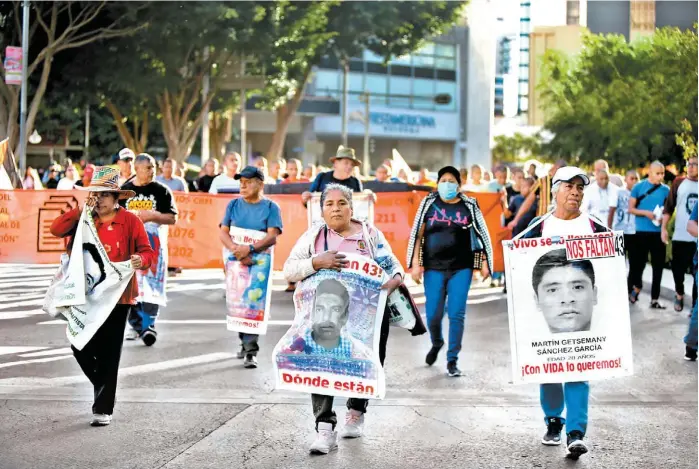  ?? ARIANA PÉREZ ?? Familiares de los normalista­s de la rural Isidro Burgos piden justicia por los estudiante­s desapareci­dos con una movilizaci­ón en CdMx.