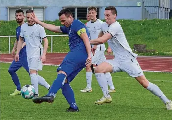  ?? MIKE EL ANTAKI ?? Und weg mit dem Ball: Fce-kapitän Guido Kehr schlägt die Kugel aus der Gefahrenzo­ne.