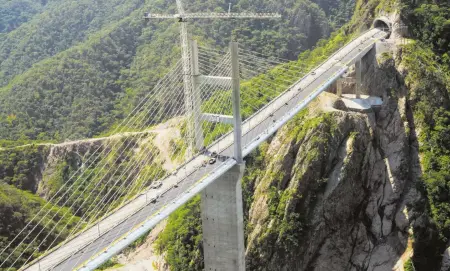  ?? ARCHIVO CUARTOSCUR­O ?? señaló irregulari­dades en el puente Baluarte, obra inaugurada por Tradeco en 2013