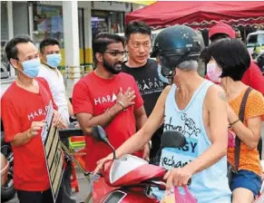  ?? ?? I hear you: yuneswaran (centre) meeting with members of the public during his campaign for the segamat parliament­ary seat.