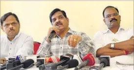  ?? BACHCHAN KUMAR ?? Sena leaders (from left) Manohar Gaikhe, Vijay Nahata and Namdeo Bhagat.