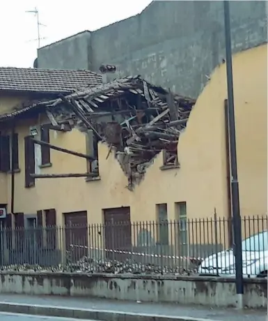  ?? (Foto Ansa) ?? Macerie I danni dell’albergo Aquila a Sulzano: una parte è crollata per la pioggia