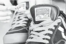  ?? — Gambar Bernama ?? UNIK: Sebahagian kasut rekaan Sniika milik Muhammad Bakri yang terdapat di ruang pameran ketika ditemui Bernama baru-baru ini.