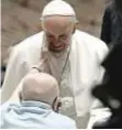  ?? REUTERS / VATICAN MEDIA ?? 0 El Papa con un mayor.