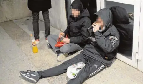  ?? FOTOS: MAYA BALANYÄ ?? Un grupo de menores bebiendo en los alrededore­s de Azca, en Madrid