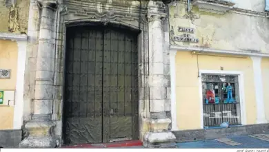  ?? JOSÉ ÁNGEL GARCÍA ?? La portada principal del palacio del Pumarejo, en la plaza del mismo nombre.