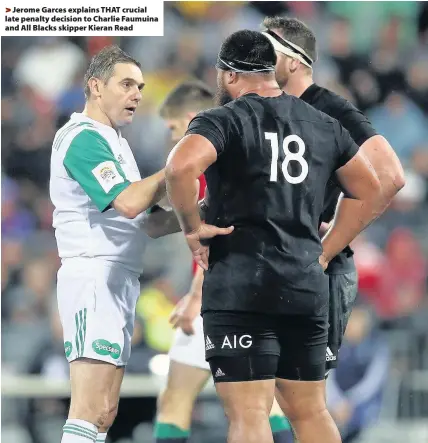  ??  ?? > Jerome Garces explains THAT crucial late penalty decision to Charlie Faumuina and All Blacks skipper Kieran Read