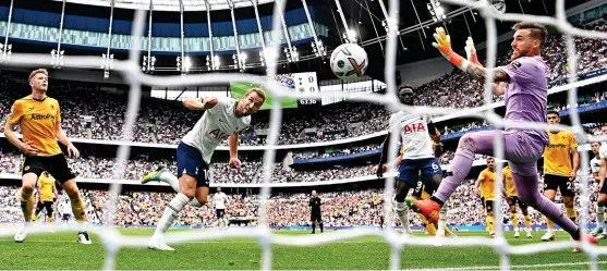  ?? GETTY IMAGES ?? Stoop to conquer: Kane heads in following a corner as Spurs show their set-piece prowess under Conte once again