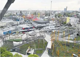  ?? ?? Einige Prater-Fahrgeschä­fte standen am Montagaben­d kurzzeitig still. Festsitzen­de Passagiere wurden aber bald befreit.