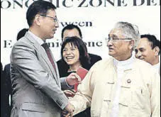  ?? AP ?? Myanmar commerce minister Than Myint (right) with Chinese ambassador Hong Liang in Naypyitaw.