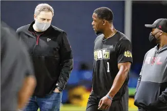  ?? CURTIS COMPTON/CURTIS.COMPTON@AJC.COM ?? Falcons coach Arthur Smith (left), talking with Tech receiver Jalen Camp at the school’s pro day last month, heads into tonight’s first round with the No. 4 overall selection.