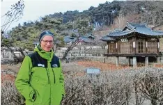  ?? Foto: Linder ?? Weltreisen­der in Sachen Winterspor­t: Bernhard Linder aus Bad Wörishofen (hier in Südkorea) leistet Entwicklun­gshilfe in China.