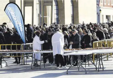  ?? JAIME GALINDO ?? Cada año miles de zaragozano­s desafían al frío para degustar un trozo de roscón y una taza de chocolate.