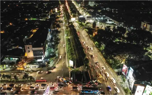  ?? DIKA KAWENGIAN/JAWA POS ?? MENGULAR: Kemacetan kendaraan yang hendak menuju Jalan Ahmad Yani di Jalan Jemur Andayani tadi malam. Sosialisas­i sudah selesai sehingga tak banyak kendaraan yang memilih frontage timur.