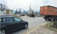  ?? FOTO: MARTIN BAUCH ?? Der Verkehr, der sich derzeit über den Bahnüberga­ng Goldshöfe quält, soll an dieser Stelle einmal über eine neue Straßenbrü­cke führen. Doch wie kommt er von dort aus weiter zur B 29 und zur B 290?