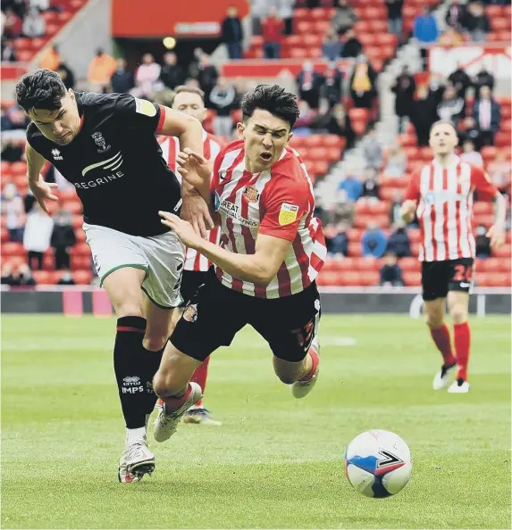  ??  ?? Luke O’Nien under pressure from a Lincoln attack.