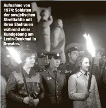  ??  ?? Aufnahme von 1974: Soldaten der sowjetisch­en Streitkräf­te mit ihren Ehefrauen während einer Kundgebung am Lenin-Denkmal in Dresden.