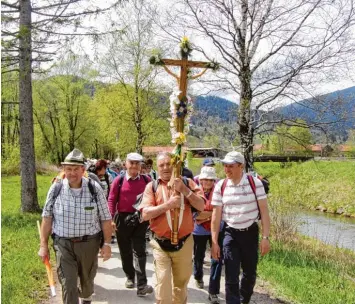  ?? Archivfoto: privat ?? Die Ettal Pilger wanderten wie jedes Jahr, auch im Jahr 2010 – wie unser Foto zeigt – an der Herrgottsr­uhkapelle in Mickhausen vorbei.