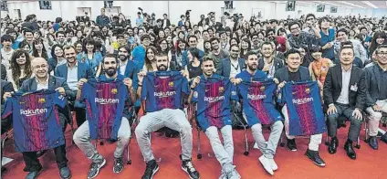  ?? FOTO: F CARCELONAB ?? Arroyo, Arda, Piqué, Neymar, Messi y Mikitani, con unos 250 periodista­s, personalid­ades y seguidores japoneses a sus espaldas