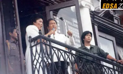  ??  ?? FINALMOMEN­TS President Ferdinand Marcos speaks from the Malacañang balcony after the dictator’s inaugurati­on in this Feb. 25, 1986, photo. With him are his wife Imelda and his son Bongbong in combat attire.