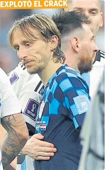  ?? ?? EL SALUDO ENTRE FENÓMENOS. MODRIC FELICITÓ A MESSI CON MUCHO AFECTO Y LO LLENÓ DE ELOGIOS.