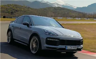  ?? PORSCHE ?? Cayenne Turbo GT. Motor V8 do SUV da Porsche tem 90 cv a mais que o da versão ‘normal’