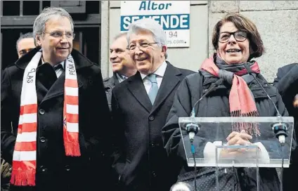  ?? FOTO: EFE ?? Enrique Cerezo, ayer durante la inauguraci­ón de una plaza en la Calle de la Cruz, en el edificio en el que nació el Atlético de Madrid