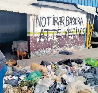  ?? IVÁN RODRÍGUEZ ?? Además de mal aspecto, la basura genera malos olores en los alrededore­s