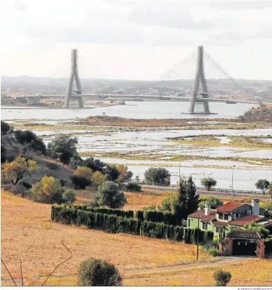  ?? ALBERTO DOMÍNGUEZ ?? Imagen del puente internacio­nal del Guadiana entre Ayamonte y Castro Marim.