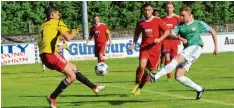  ?? Foto: Karl Aumiller ?? Der zweifache Torschütze Arkadius Maczurek scheitert hier an FCG Torwart Markus Wogurek. Für den endete der Sonntag tragisch.