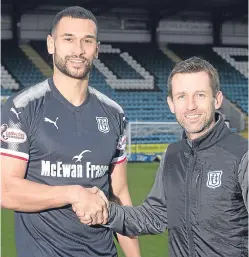  ?? Picture: David Young. ?? The former Tottenham and Liverpool defender Steven Caulker is welcomed to Dens Park by boss Neil McCann yesterday after putting pen to paper on an 18-month contract.