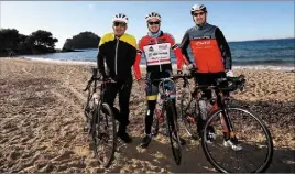  ?? ?? Ces trois cousins ont vu redécoller l’avion présidenti­el à Hyères avant de rejoindre Brégançon à vélo.