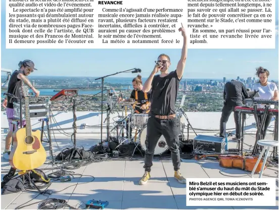  ?? PHOTOS AGENCE QMI, TOMA ICZKOVITS ?? Miro Belzil et ses musiciens ont semblé s’amuser du haut du mât du Stade olympique hier en début de soirée. AD{JDM2296030}