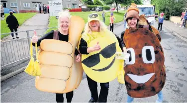  ??  ?? The Emojis These three fun lovers dressed for the part