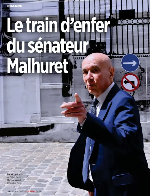  ??  ?? Discret. Le sénateur de l’Allier, Claude Malhuret, devant le Sénat, le 13 mai.