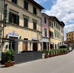  ??  ?? Nel primo tratto di via di Ripoli, tra via Giampaolo Orsini e via Coluccio Salutati sono stati cancellati dai tavoli nove parcheggi per residenti su sette